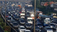 Banyaknya volume kendaraan membuat lalu lintas tersendat.