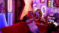 Terlihat pengunjung menikmati dan selfie di sofa yang terdapat di dalam Gods Own Junkyard Cafe and Gallery (Russel Boyce/ REUTERS)
