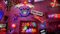 Aneka lampu neon yang unik. Tempat ini sangat instagrammable (Russel Boyce/ REUTERS)