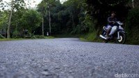Pantauan lainnya, selain ada beberapa titik longsoran, kontur jalan di jalur tersebut naik turun, berkelok dan memiliki banyak tikungan. Pool/Wisma Putra.