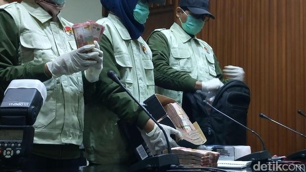  KPK menyita duit Rp 1 miliar dalam kardus di rumah Ridwan Mukti saat operasi tangkap tangan.