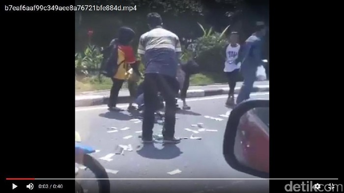 Pencuri Sebar Uang di Jalanan Palembang, Warga Langsung Berhamburan