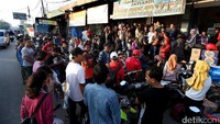 Antrean melebar ke bahu jalan.