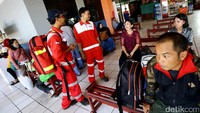 Mereka menanyakan kondisi pemudik dan jika ada yang sakit langsung ditangani dengan pemeriksaan dan pemberian obat.