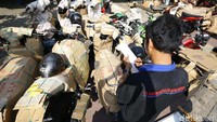 Jasa pengiriman motor berbayar yang berada di Stasiun Senen tersebut masih ramai diminati warga meskipun ada layanan serupa yang gratis.