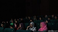 Ketegangan tampil di wajah anggota dHOT Movie saat layar bioskop mulai dimatikan jelang Jailangkung di mulai. (Zico/detikhot)