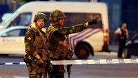 Tentara Belgia turut diterjunkan untuk menjaga keamanannnya. REUTERS/Francois Lenoir.