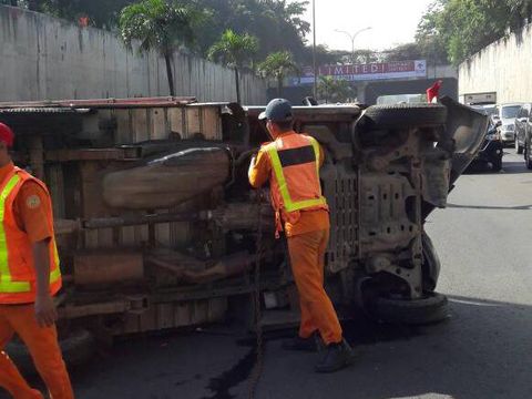 Truk terguling di Tol JORR, muatan air mineral tercecer di jalan