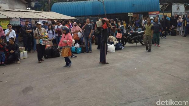 H-4 Lebaran di Terminal Lebak Bulus / 