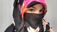 Kia Poetri juga mantan model seksi. Ia pernah jadi brand ambassador Ducati Indonesia dan membintangi film Kampung Zombie dan Demona. Foto: Dok. Instagram/kiapoetrii