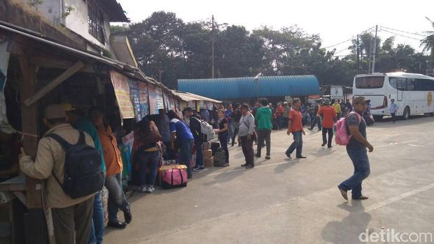  H-4 Lebaran di Terminal Lebak Bulus / 