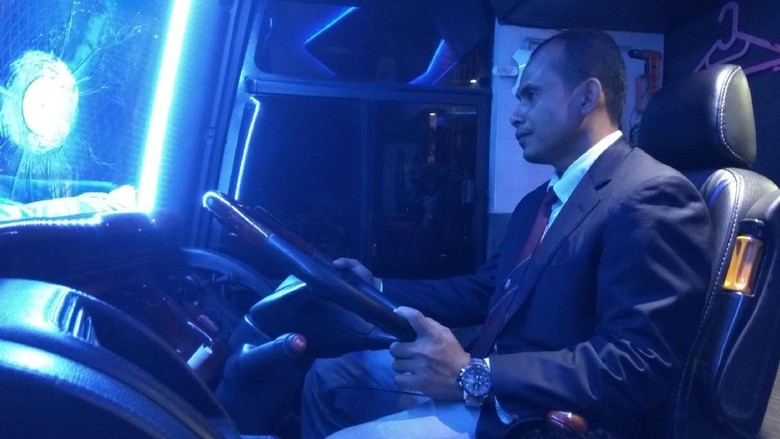Foto: Sopir bus Double Decker di Aceh tampil elegan pakai jas dan dasi (Agus Setyadi/detikTravel) Foto: Sopir bus Double Decker di Aceh tampil elegan pakai jas dan dasi (Agus Setyadi/detikTravel)