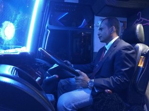 Beda! Sopir Bus Double Decker di Aceh Wajib Pakai Jas & Dasi