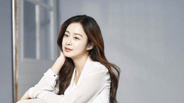 Ibu Hamil Cantik  Hamil  Muda Kim Tae Hee Tampil Cantik  saat  Pemotretan