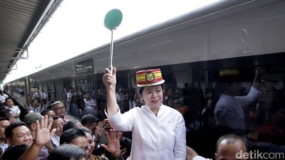 Puan Maharani Lepas Pemudik di Stasiun Senen