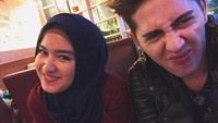 Bahkan pada salah satu foto tampak Ochi Rosdiana menggunakan hijab yang langsung mendulang komentar positif dari penggemarnya itu. (Dok. Instagram/cemalurhan)