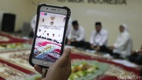Anggota Bawaslu memaparkan program dalam jumpa pers yang disambung dengan buka puasa bersama. 