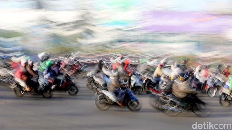 Pemudik dengan sepeda motor di Jalan Raya Kalimalang, Rabu (21/06/2017) lalu. Foto: Rengga Sancaya Pemudik dengan sepeda motor di Jalan Raya Kalimalang, Rabu (21/06/2017) lalu. Foto: Rengga Sancaya