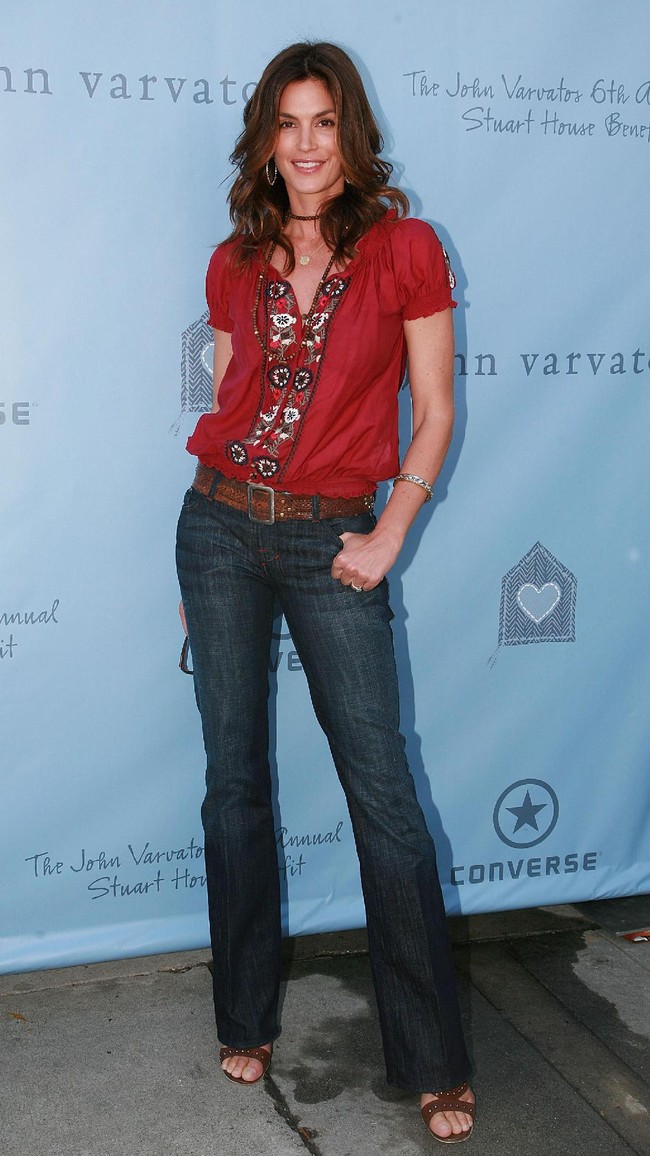 Cindy Crawford poses at The John Varvatos 6th Annual Stuart House Benefit at the John Varvados Boutique March 9, 2008 in West Hollywood California.  (Photo by Tiffany Rose/Getty Images)
