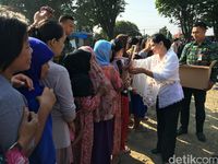 Ditemani Iriana Bagi Sembako, Jokowi Dapat Ucapan Ultah dari Warga
