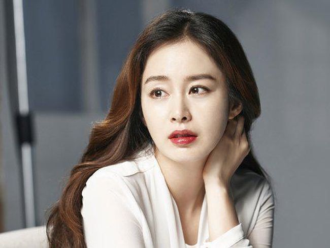 Hamil Muda, Kim Tae Hee Tampil Cantik saat Pemotretan