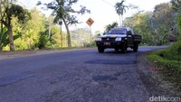 Banyak jalan rusak dan aspal tambalan jalan terkelupas, sehingga jalan menjadi tidak rata. Pool/Wisma Putra.