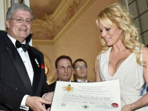 Ini Pangeran Abal-abal yang Bikin Pamela Anderson Berlutut di Depannya