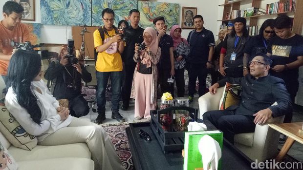 Syahrini didukung Ridwan Kamil membuka usaha di Bandung dan ia juga mengajak Emil untuk Instagram Boomerang