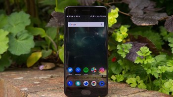 OnePlus 5 berada di urutan ke-9 pencarian terpopuler untuk kategori Consumer Tech. OnePlus 5 hadir dengan material premium dan jeroan powerful. Makin menarik karena harganya cukup terjangkau jika melihat speknya. Foto: Pocket-Lint