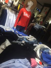 Stradivarius Diskon Hingga 50%, Crop Top Mulai dari Rp 59 Ribu