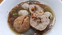 Bakso rawit sedikit kecokelatan. Cabai sudah dicampur dalam adonan bakso. Membuat bakso terasa pedas sekaligus gurih. Sementara bakso ayam cincang berisi potongan daging ayam dengan warna kecokelatan, sedikit mengingatkan topping mie ayam. Rasanya gurih dan enak.