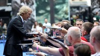 Selain Wahlberg, Michael Bay juga disambut antusias. Ini merupakan film terakhir Bay bersama Transformer. Foto: Tim P. Whitby/Getty Images