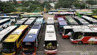 Mereka diangkut dengan 895 bus.
