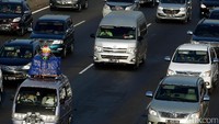 Kepadatan di ruas Tol Cikampek, didominasi kendaraan pribadi.