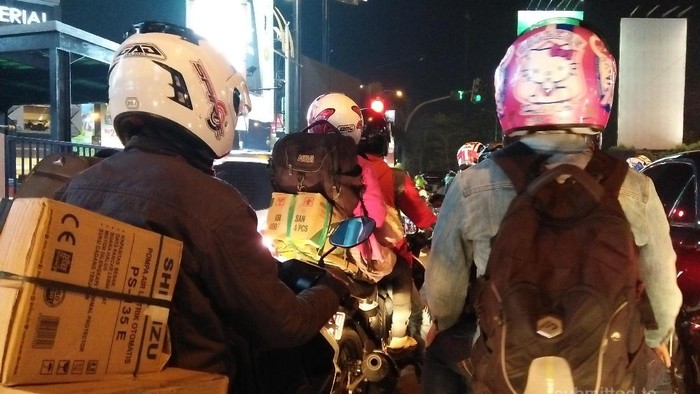 Pemudik Bermotor Mulai Padati Jalur Kalimalang Menuju Bekasi