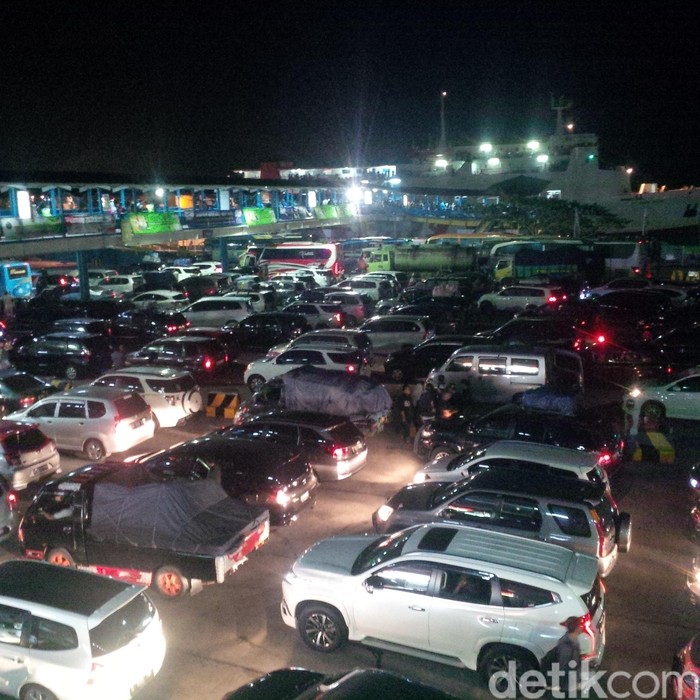 Antrean Mobil Padati Dermaga di Pelabuhan Merak