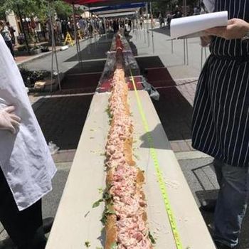 Lobster Roll Sepanjang 49 Meter Ini Dibuat untuk Pecahkan Rekor Dunia