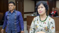 Rohadi dan Ifa Sudewi meninggalkan ruang sidang secara bersamaan.