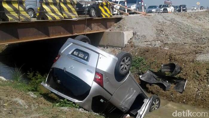 Sopir Ngantuk, Honda Freed Nyemplung Sungai di Pemalang