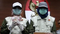 Uang Rp 1 miliar ini diserahkan Jhoni melalui Rico Dian Sari sebagai perantara. Uang tersebut diserahkan langsung oleh Rico kepada Ridwan Mukti pada Selasa (20/6) pagi.