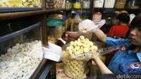 Pekerja sibuk melayani pembeli.