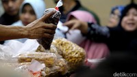 Kue pesanan pembeli dikemas dalam plastik.