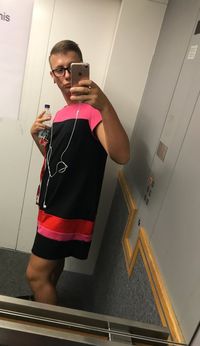 Pria Pakai Dress ke Kantor Jadi Viral, Alasannya Menggelikan