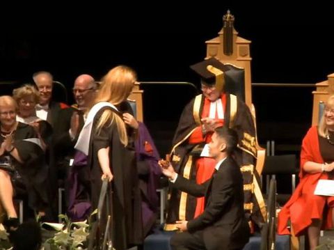 Viral, Wanita yang Menahan Malu Karena Dilamar Kekasihnya Saat Wisuda