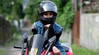 Meski begitu Kia Poetri nggak bisa jauh-jauh dari dunia otomotif. Dia doyan banget naik motor sejak remaja dan jadi freestyler. Foto: Dok. Instagram/kiapoetrii