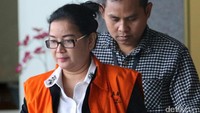 Miryam keluar dengan memakai rompi tahanan KPK.