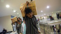 Sejumlah pemudik membawa barang bawaan yang berat.