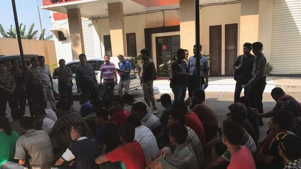  Polisi menangkap 34 orang preman di Terminal Sisingamangaraja dan Terminal Amplas, Medan.