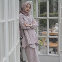 Sementara Nabila Hatifa bergaya hijab pastel dengan sentuhan corak batik yang membuat penampilan terlihat formal. Perpaduan warna ungu pastel menjadi satu kesatuan yang atraktif saat Lebaran. Foto: Instagram