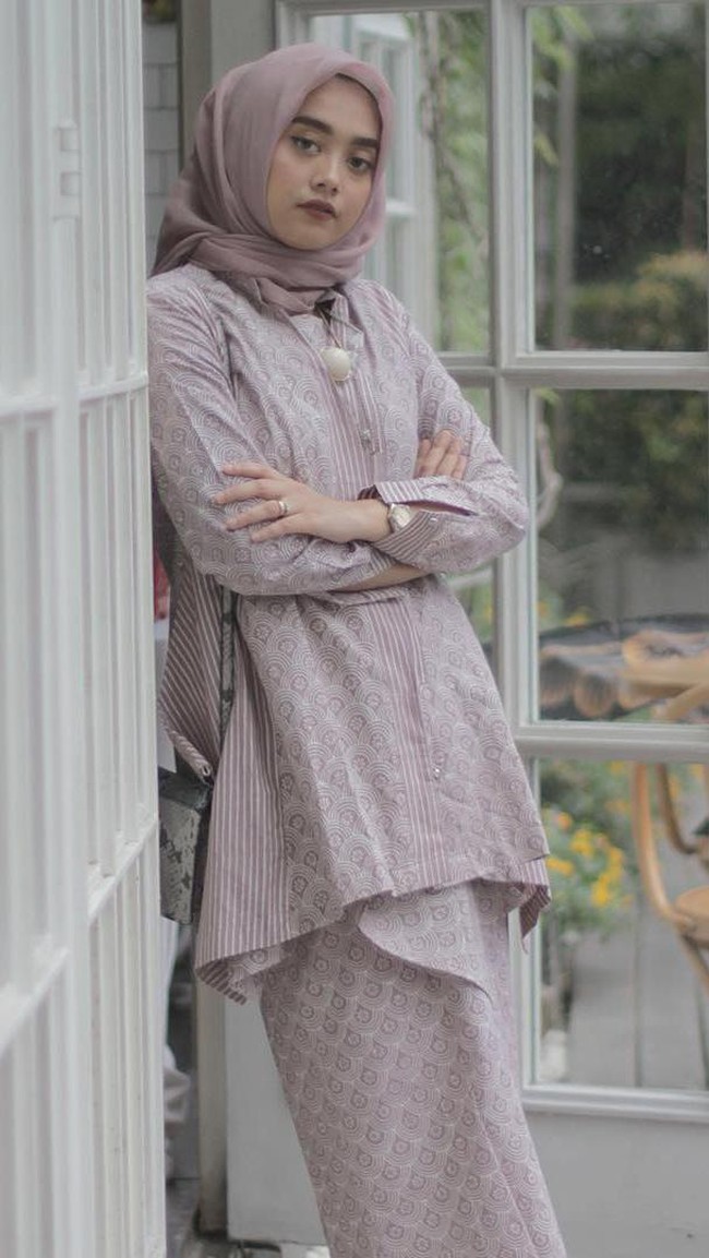 Sementara Nabila Hatifa bergaya hijab pastel dengan sentuhan corak batik yang membuat penampilan terlihat formal. Perpaduan warna ungu pastel menjadi satu kesatuan yang atraktif saat Lebaran. Foto: Instagram